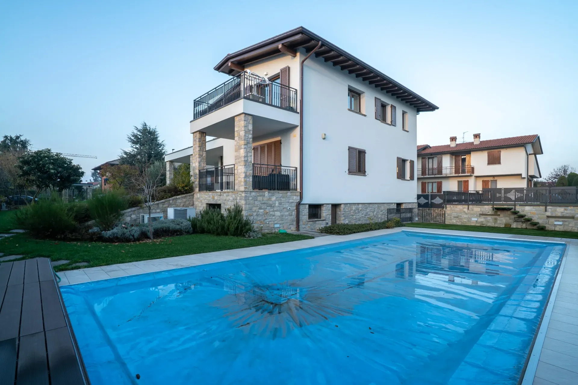 Piscina tradizionale con villa e giardino
