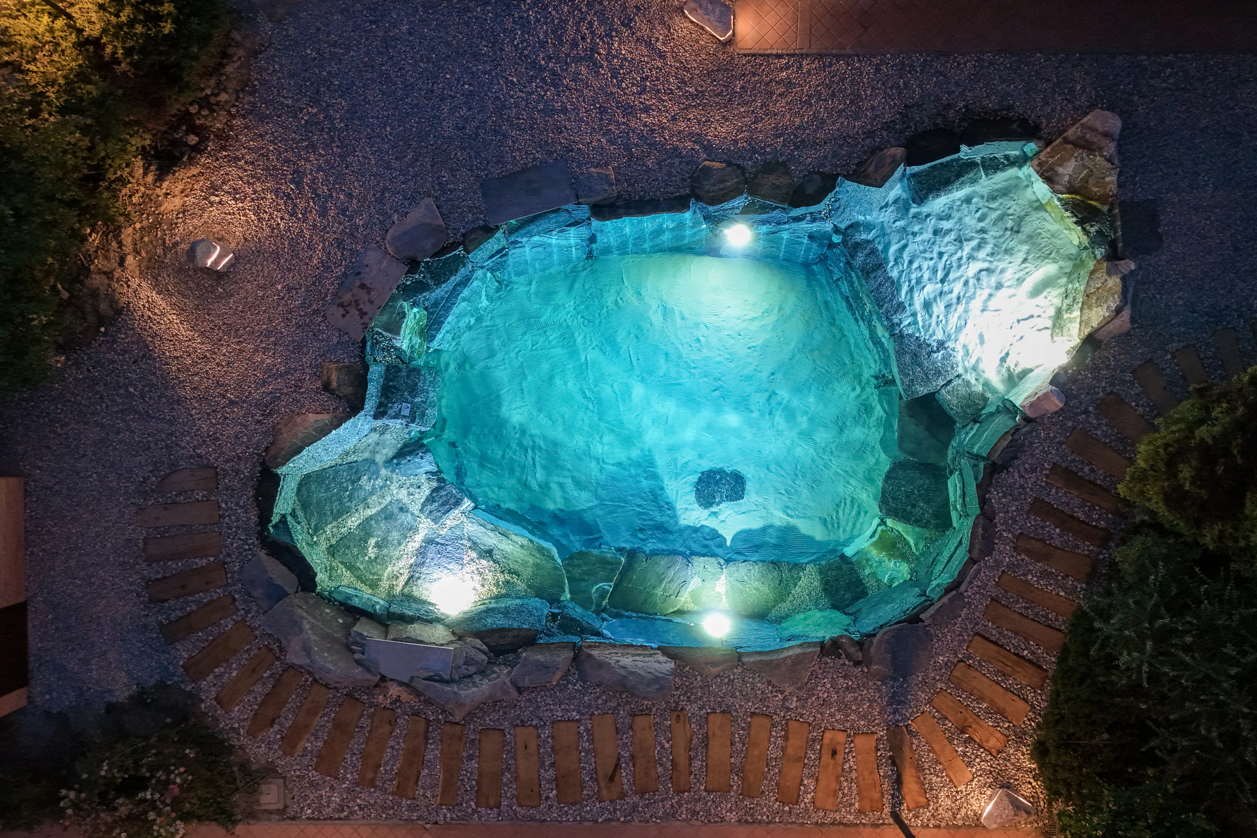 Piscina illuminata di sera vista dall'alto