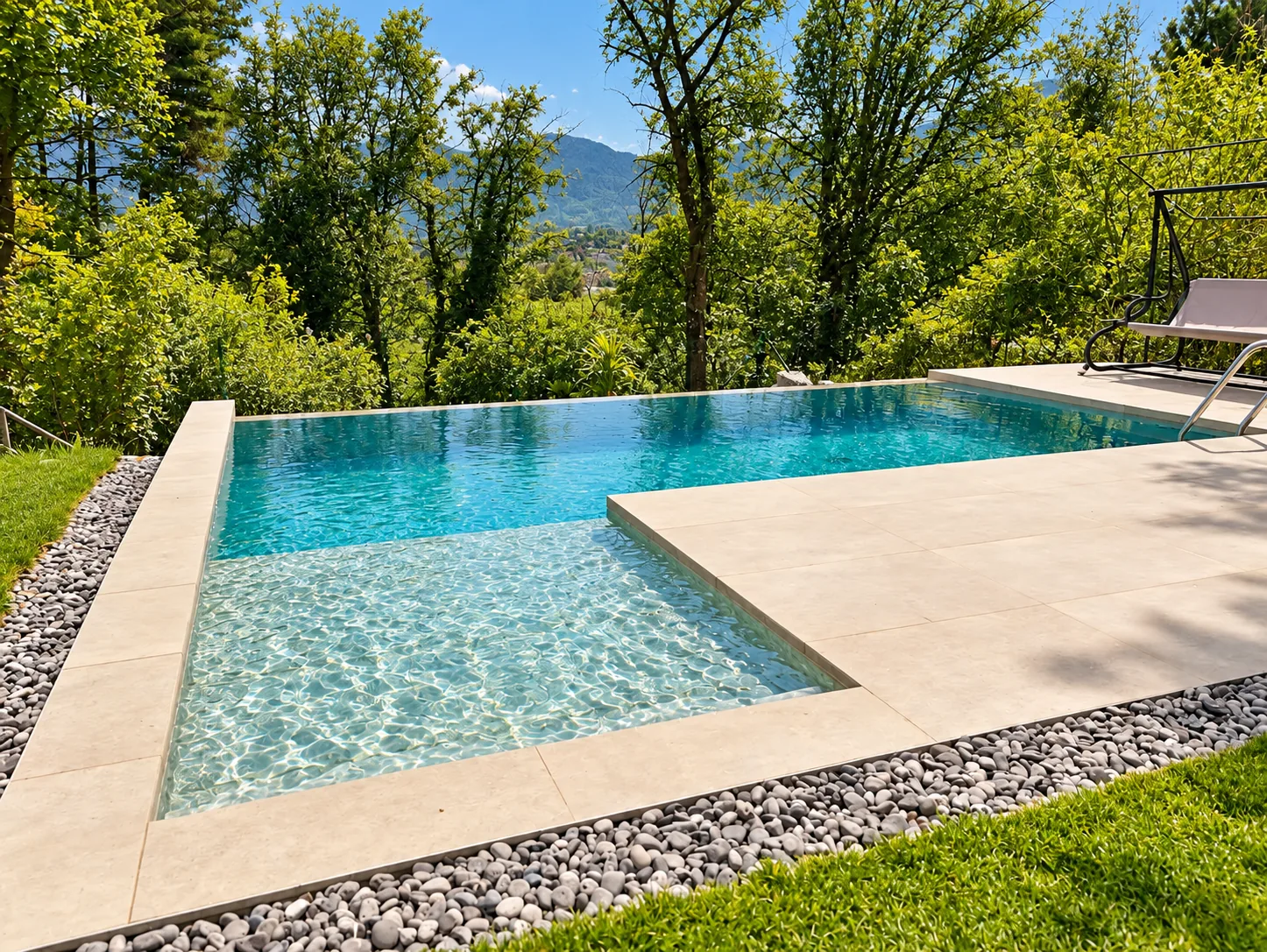Piscina a sfioro con spiaggetta tra il verde estivo