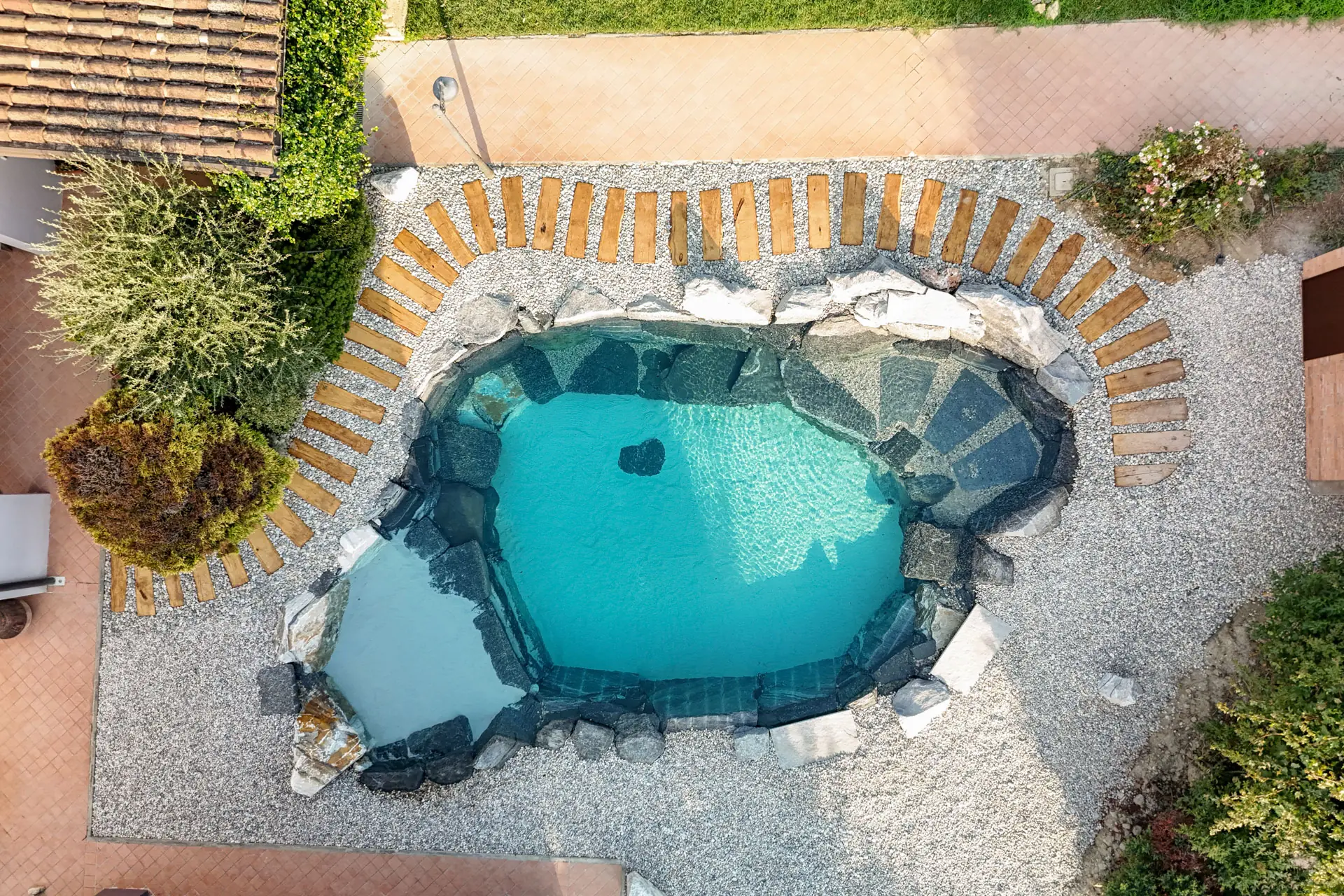 Piscina trasformata in piscina naturale in pietra, vista dall'alto